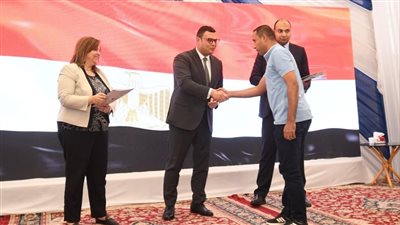 وزير الإسكان يسلم عقود وحدات 