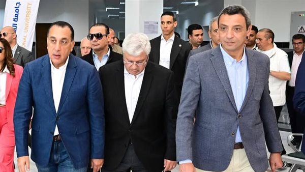 رئيس الوزراء يستعرض