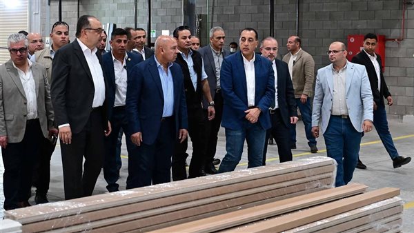 مدبولي يتفقد مصنع