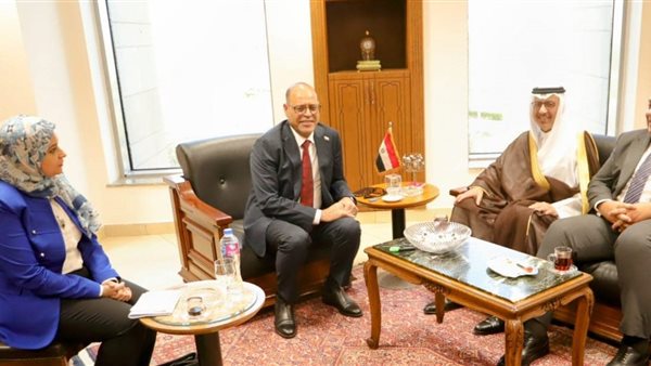 وزير العمل والسفير