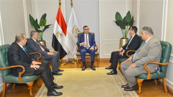 وزير التموين يلتقي