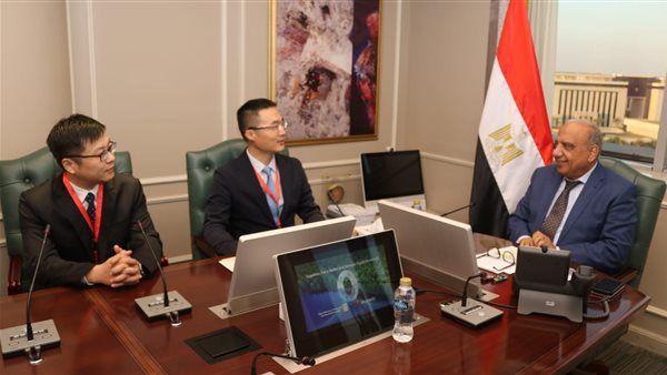 وزير الكهرباء يبحث