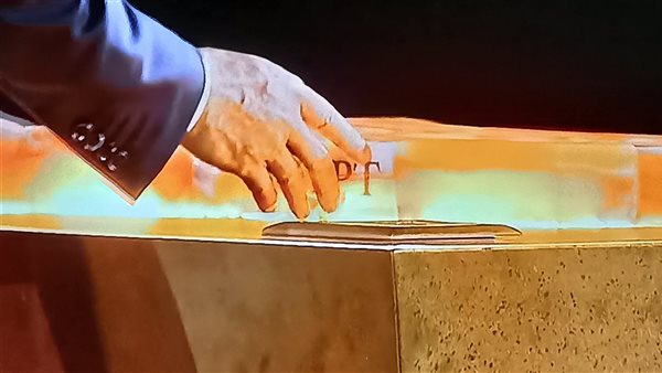 الرئيس السيسي يضع