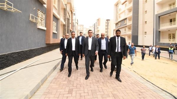 وزير الإسكان يتفقد