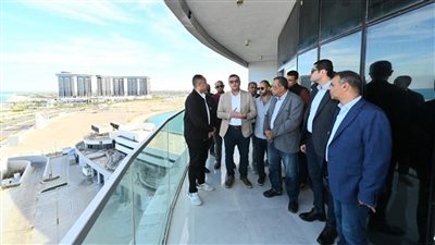 وزير الإسكان يتفقد برج LD08 وكومبوند