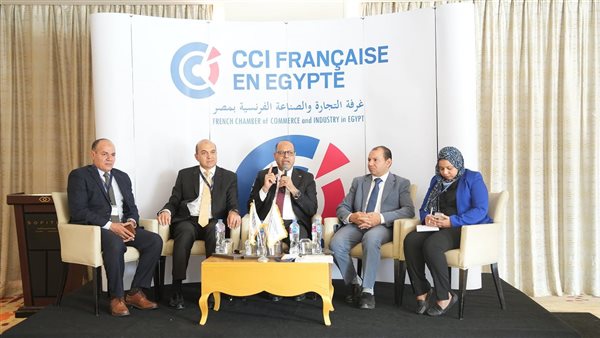 وزير العمل في اجتماع