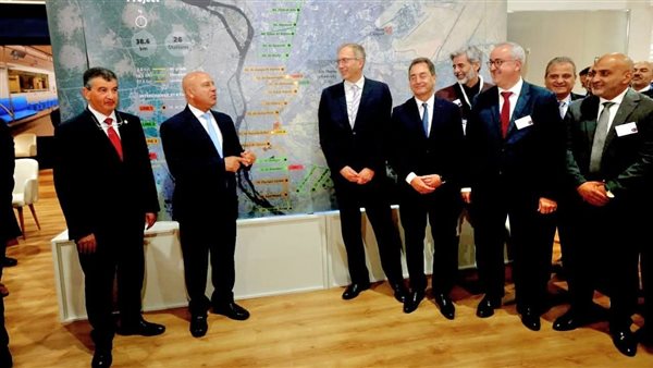 وزير النقل يشهد تسليم