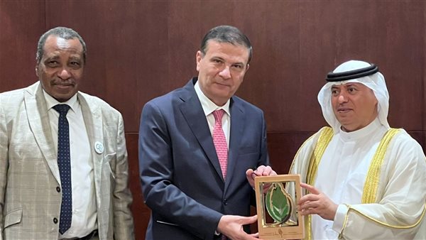 علاء فاروق مع مدير