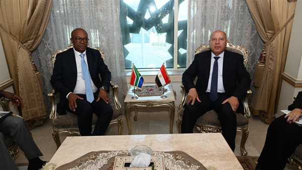 وزير الصناعة يلتقي