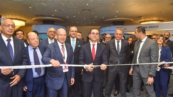 وزير الاستثمار يفتتح