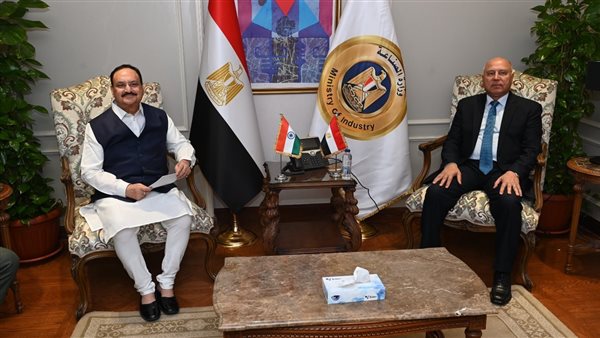 وزير الصناعة يلتقي