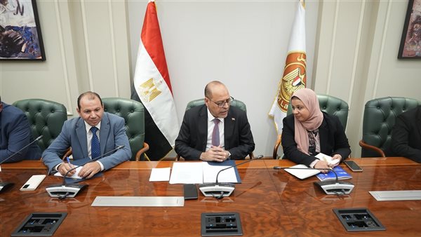 وزير العمل يلتقي