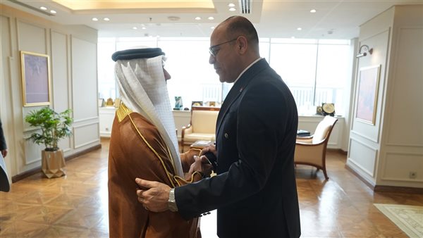 وزير العمل يبحث مع