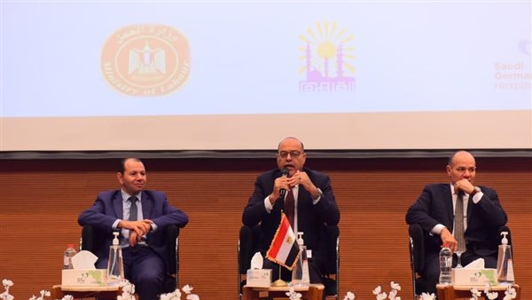 وزير العمل في مستشفى