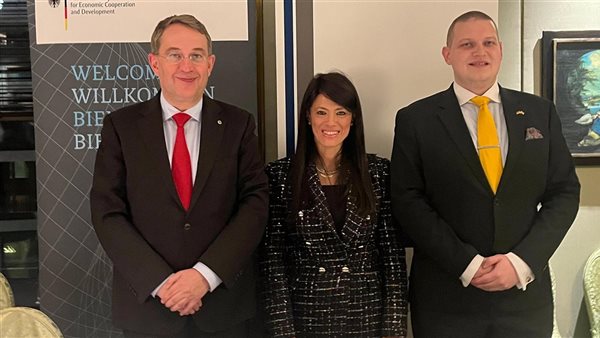 المشاط تعقد حوارًا