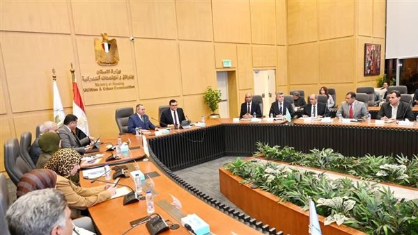 وزير الإسكان يستقبل