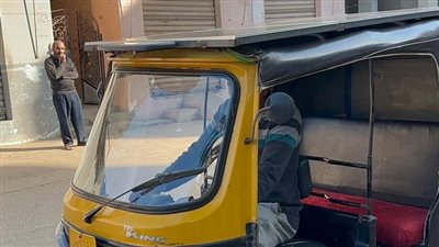 بيشتغل بالكهرباء والبنزين والطاقة شمسية.. مصري ينافس مهندسين المانيا باختراعه التوكتوك المعجزة