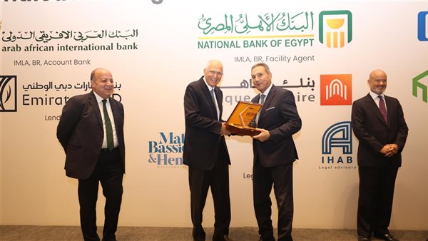 جانب من توقيع عقود