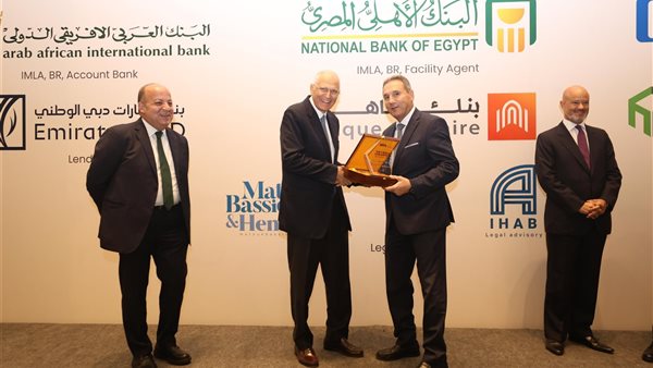 جانب من توقيع العقود