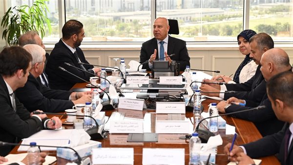 وزير الصناعة يبحث