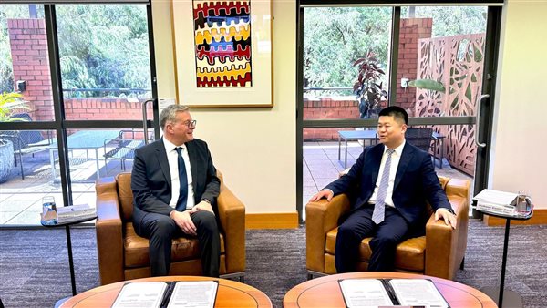 وزير البترول يلتقي