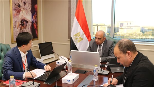 وزير الكهرباء يبحث