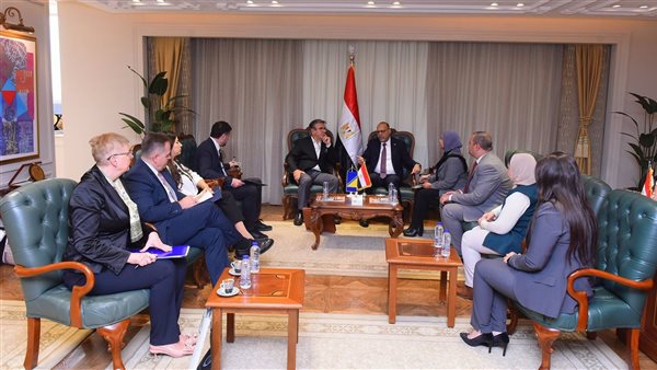 وزير العمل يستقبل