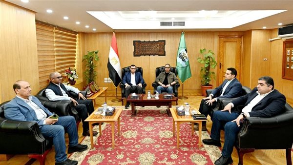 وزير الإسكان ومحافظ