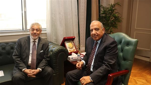 وزير الكهرباء مع