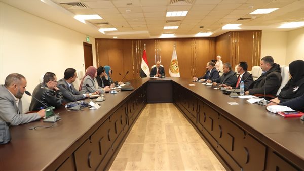 وزير العمل يجتمع