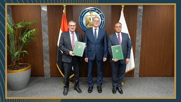 جانب من توقيع الاتفاقية     