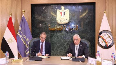 وزير الاتصالات والنائب العام يوقعان بروتوكول تعاون لتنفيذ 10 مشروعات لتطوير منظومة التحول الرقمي بالنيابة العامة 