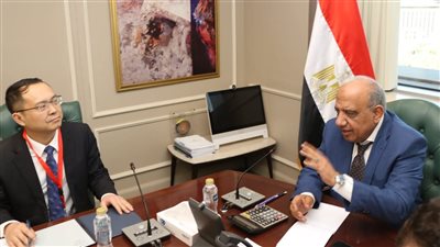 وزير الكهرباء يبحث مع مجموعة 