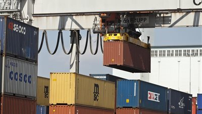 التجارة الخارجية السويسرية تتباطأ في نوفمبر مع استمرار الركود في الصادرات والواردات