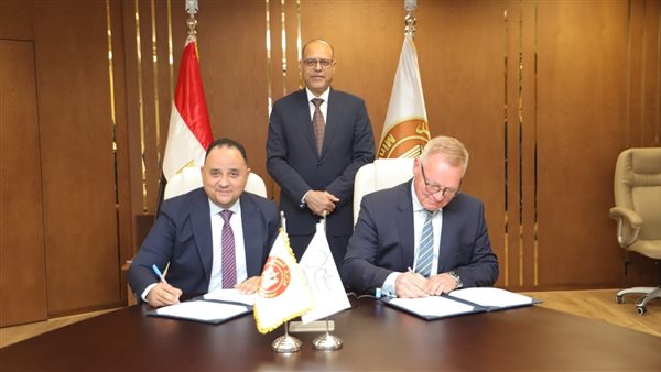 وزير العمل يشهد تجديد