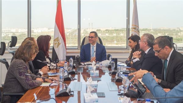 وزير الاستثمار يلتقي