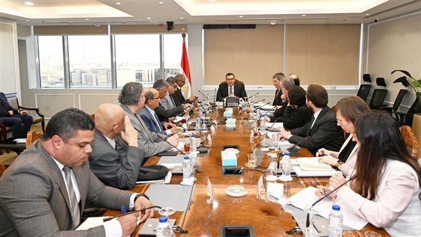 وزير الإسكان يستقبل