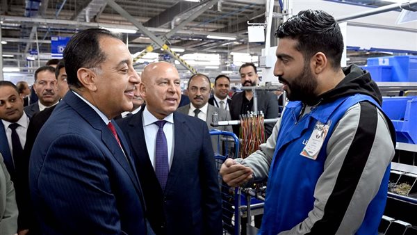 مدبولي يستمع لشاب