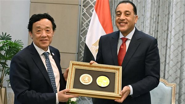 مدبولي يتسلم ميدالية