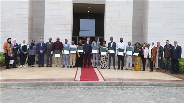 وزير الزراعة يسلم