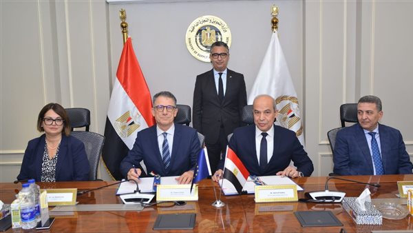 وزير التموين يوقيع