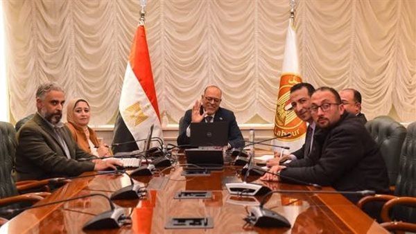 وزير العمل يشهد تسليم