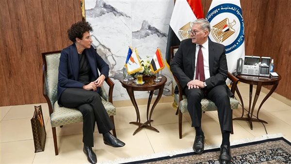 وزير البترول وسفيرة