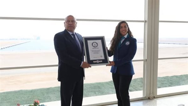 وزير الصناعة يتسلم