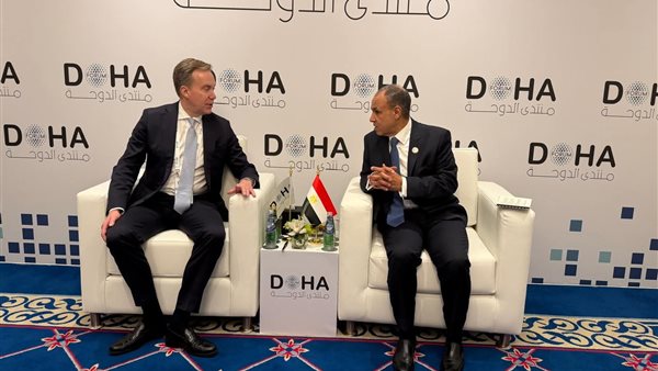 وزير الخارجية مع