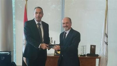 رئيس البورصة المصرية يبحث مع نظيره العماني تعزيز التعاون المشترك