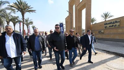 وزير الإسكان يتفقد 