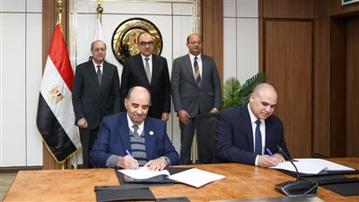 محمد شيمي يشهد اتفاقية تاريخية لشراء طاقة متجددة لمدة 30 عامًا لمصنع أسمنت النهضة
