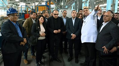 مدبولي يتفقد خط الإنتاج الجديد لـ