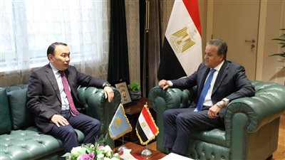 خالد عبدالغفار يبحث نقل التكنولوجيا الطبية وتطوير تصنيع الأدوية مع كازاخستان